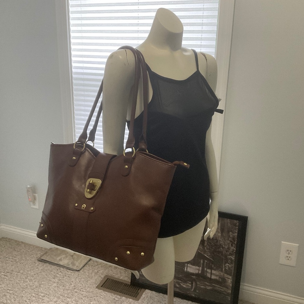 Etienne Aigner leather purse.Brown